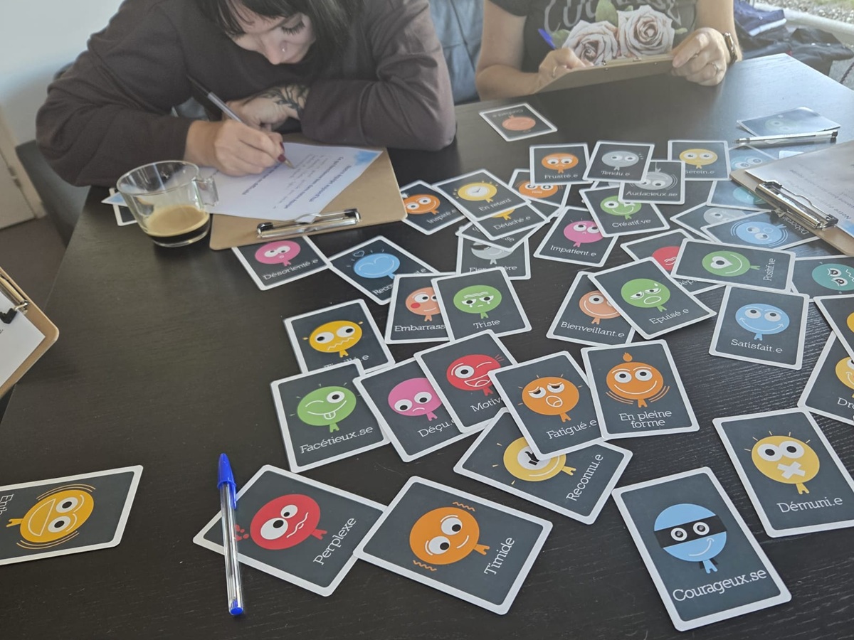 Cartes émotions et supports posés sur une table pendant l’atelier à Chauny