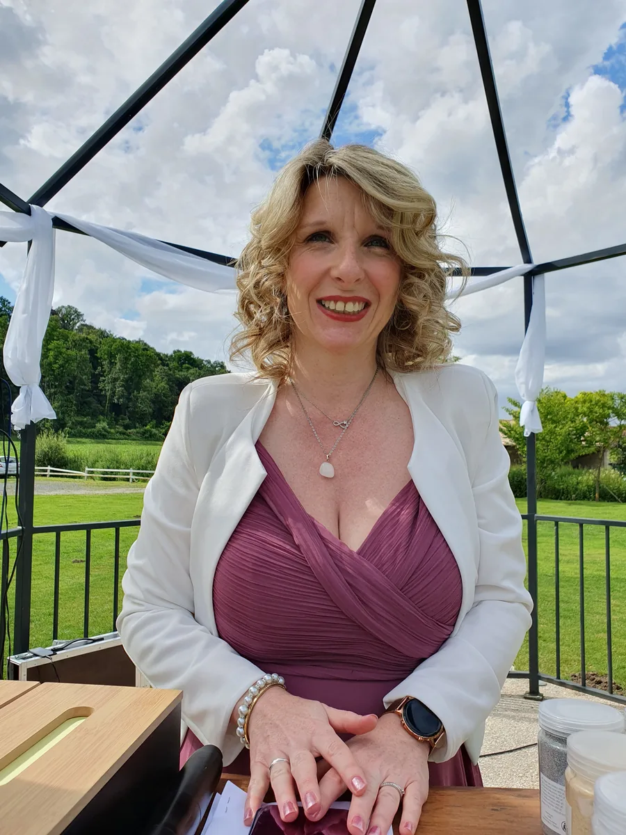 Aurélie prépare les éléments d'une cérémonie laïque