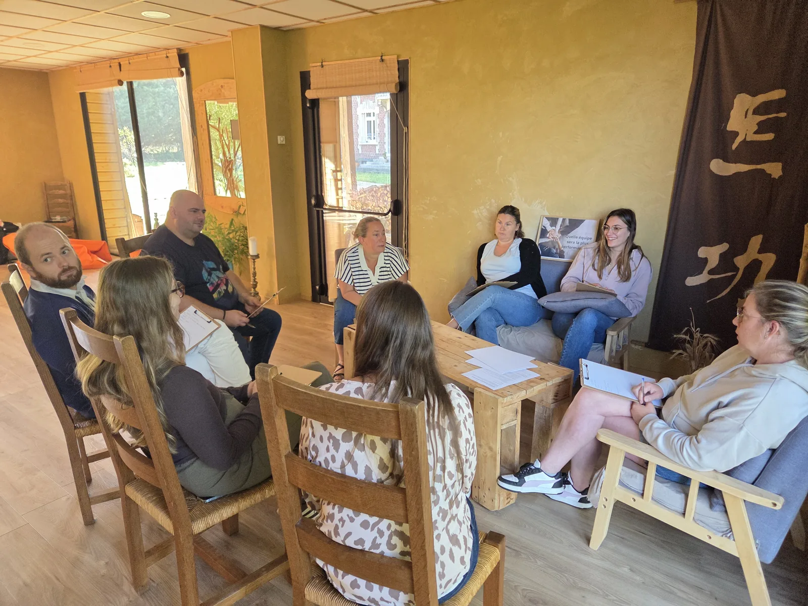 Collaborateurs réunis en cercle pendant un atelier sur les points communs et les réussites collectives